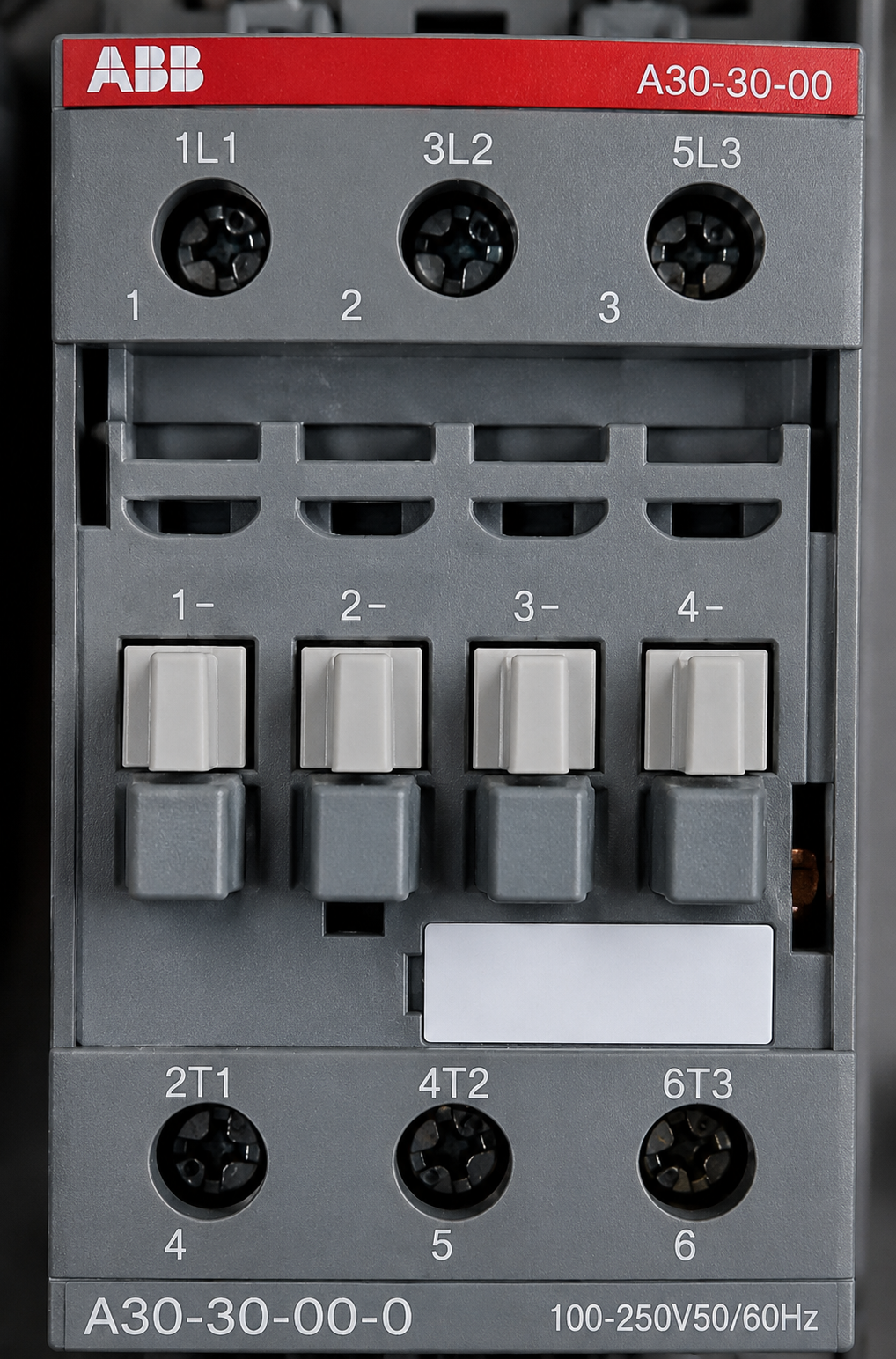 Contactor de potencia trifásico 26A bobina 100–250V AC/DC